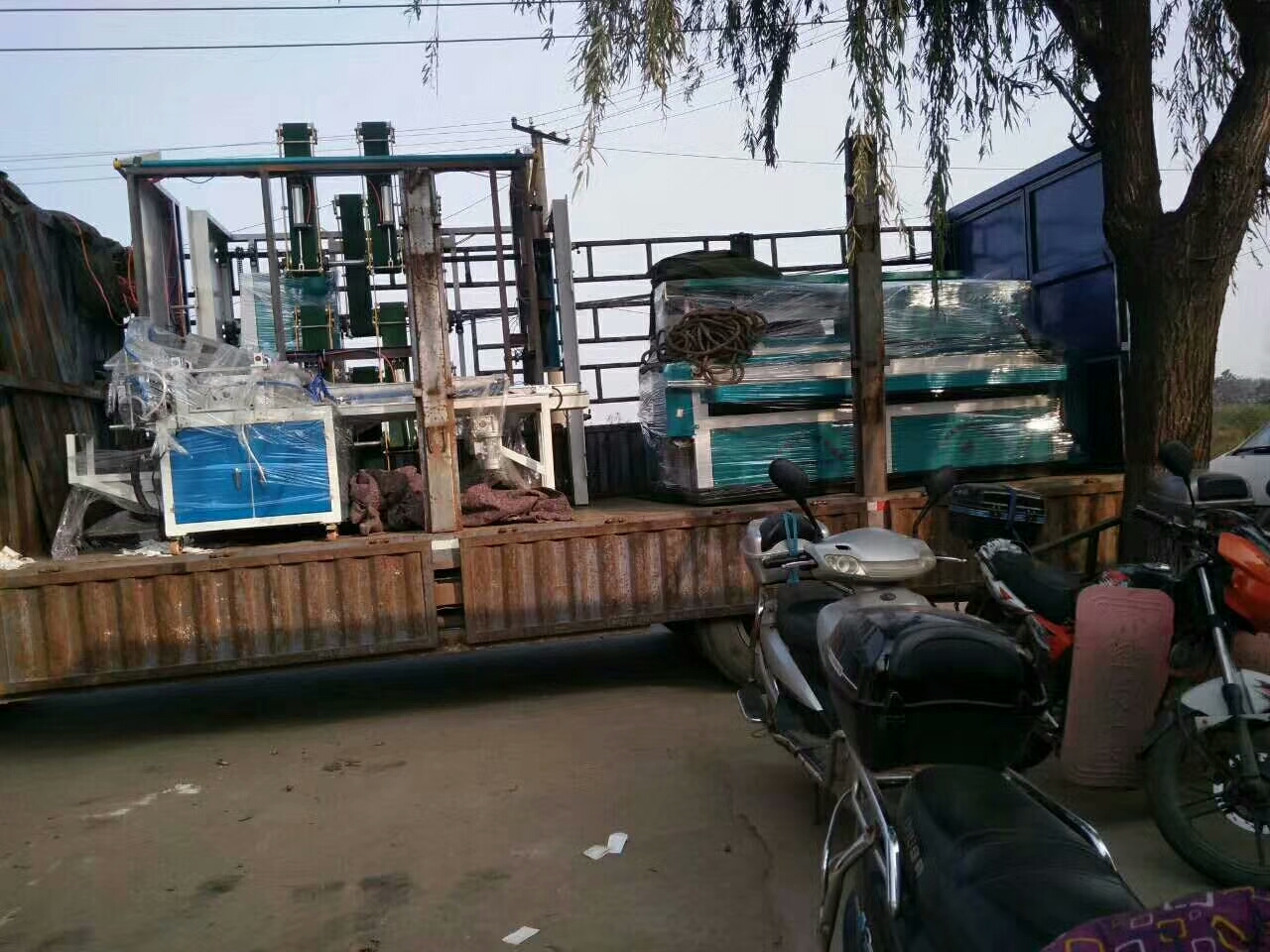 山東張先生全自動衛(wèi)生紙復(fù)卷機(jī)發(fā)貨